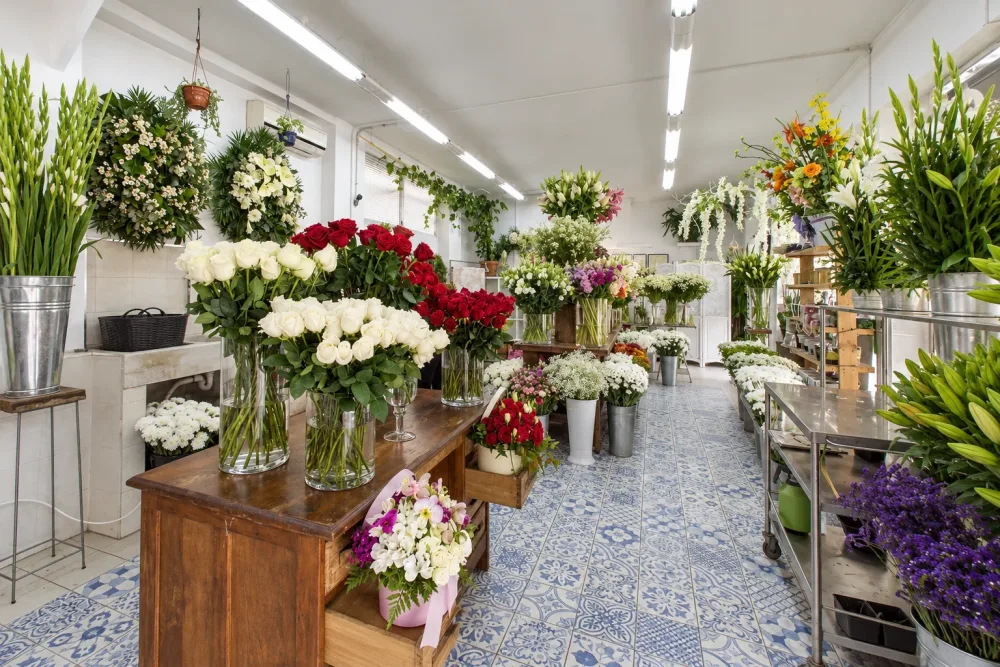 El interior de nuestra tienda, con flores y coronas