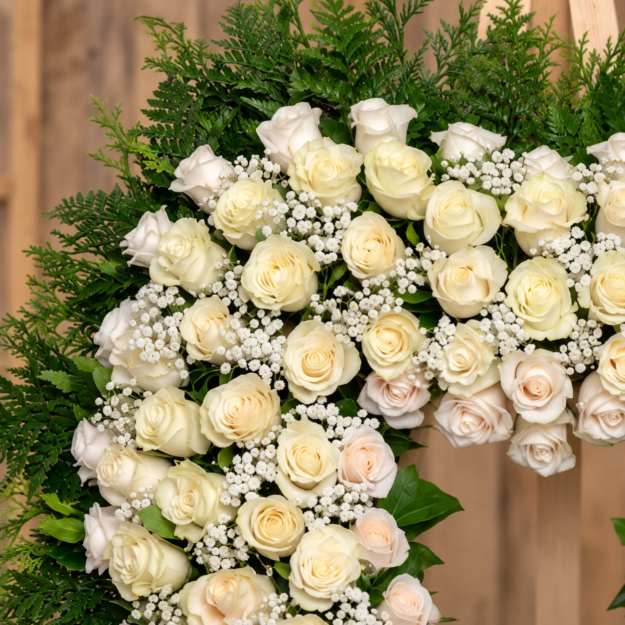 Corazón de rosas blancas 13 Corazón de rosas blancas — detalle ilustrativo: Las rosas en tonos blancos y crema