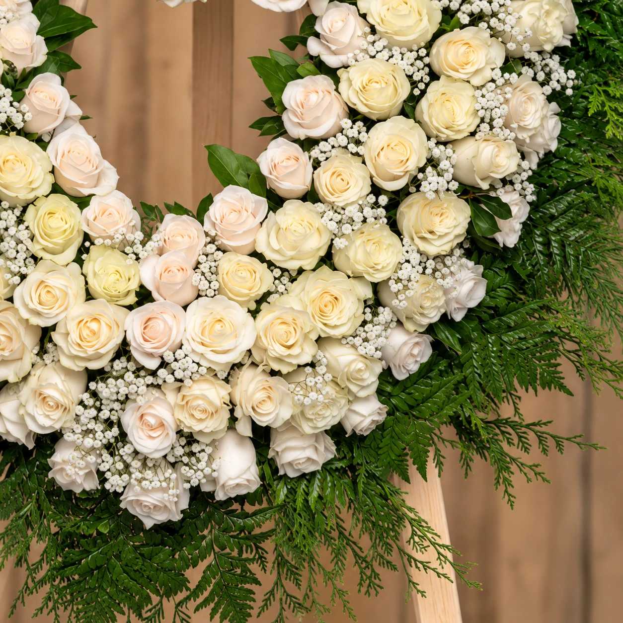 Corazón de rosas blancas 14 Corazón de rosas blancas — detalle ilustrativo: El encuentro de las flores y los verdes